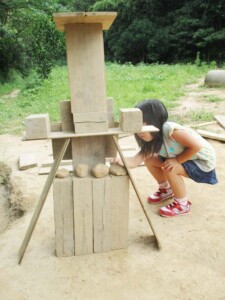 木材遊び
木材を色んなものに見立てて子どもたちは遊びます 木-春夏-01